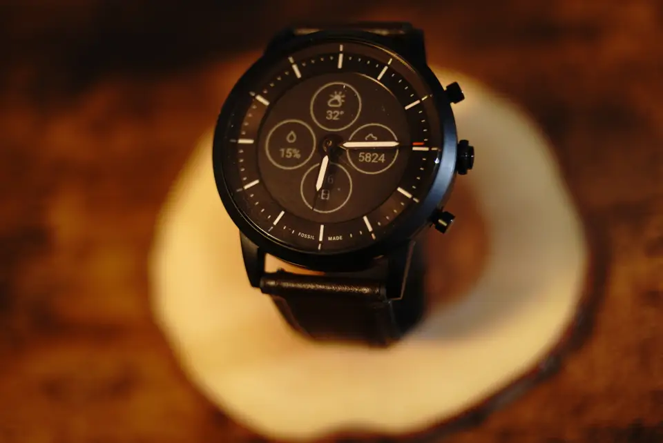 時計とスマートウォッチの華麗なる融合。「Fossil hybrid smartwatch HR」